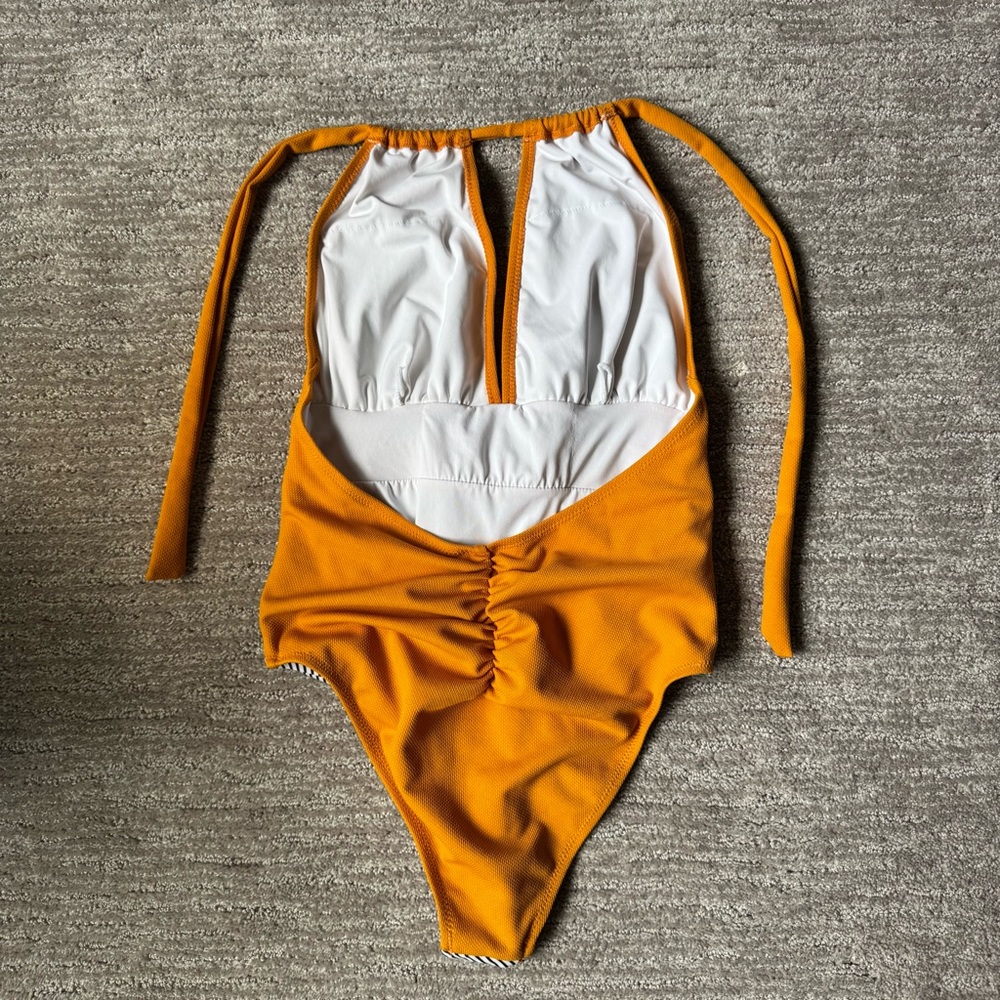 Cupshe Textured And Striped Halter Tummy Control One Piece Swimsuit Size Small - Picture 10 of 13